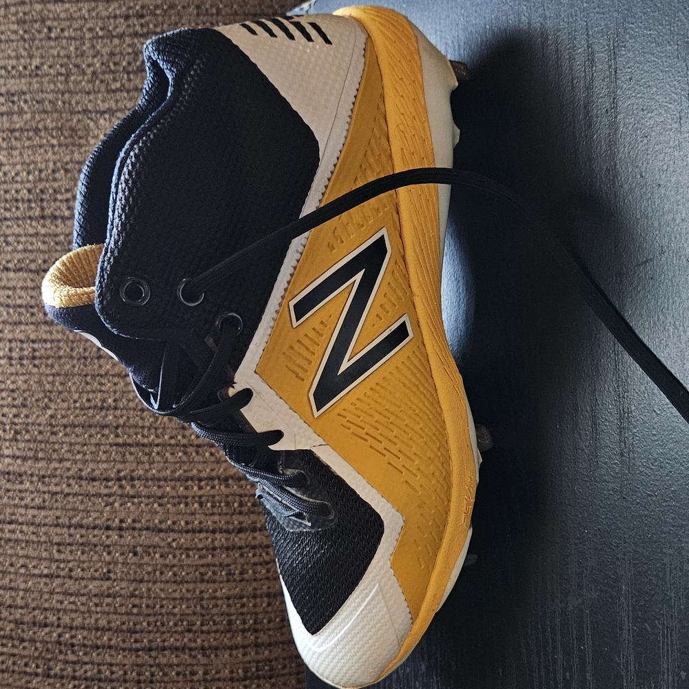 New Balance Black and Yellow Cleats 7.5m
